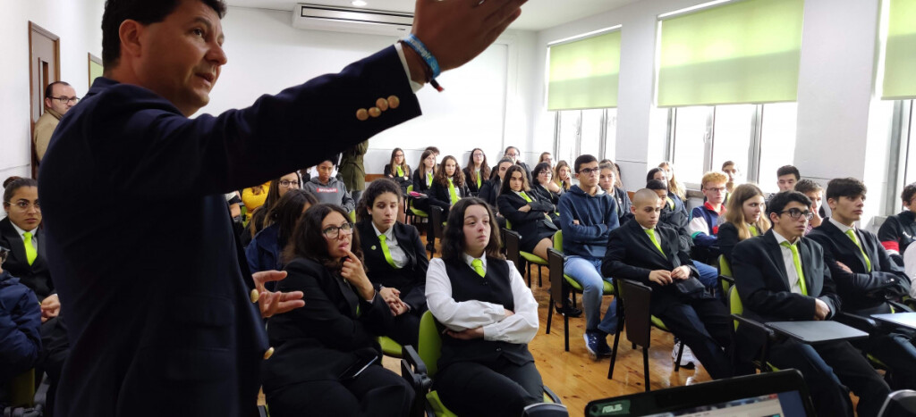 Alunos desafiados pela Assembleia Municipal a criar projetos de arte urbana para Ourém