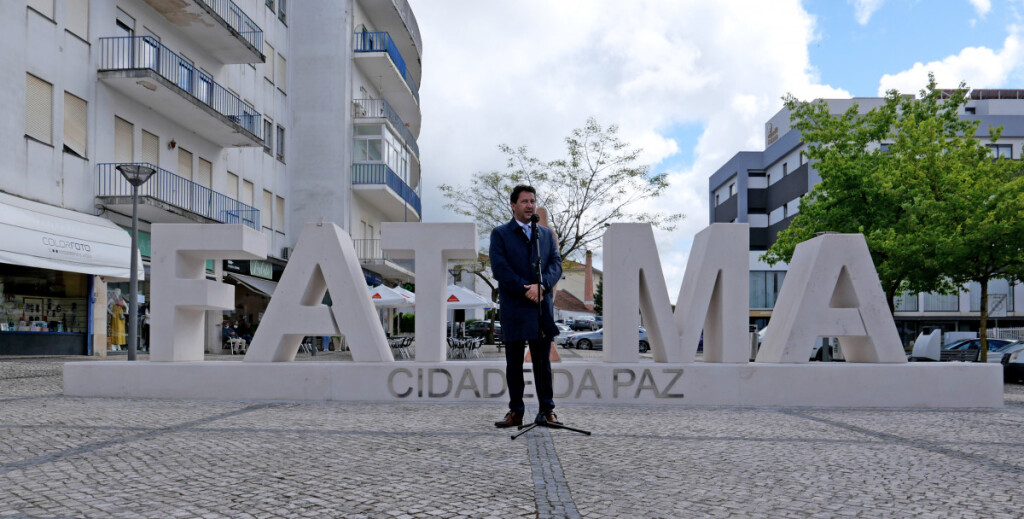 Escultura "Fátima, Cidade da Paz", apresentada à população