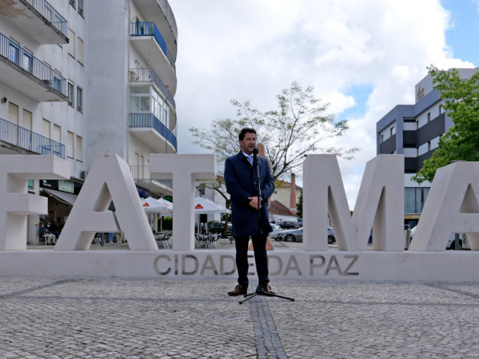 Escultura "Fátima, Cidade da Paz", apresentada à população