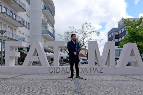Escultura "Fátima, Cidade da Paz", apresentada à população